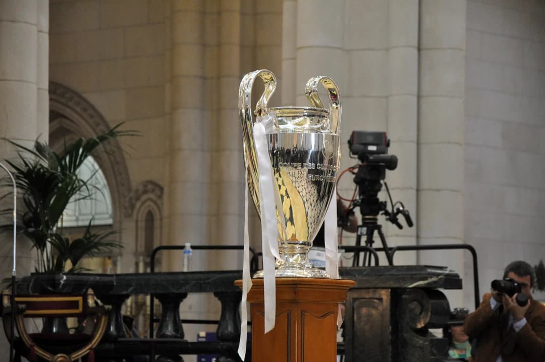 El Real Madrid ofrece la Champions a la Virgen de la Almudena.
Créditos: archimadrid / José Luis Bonaño.