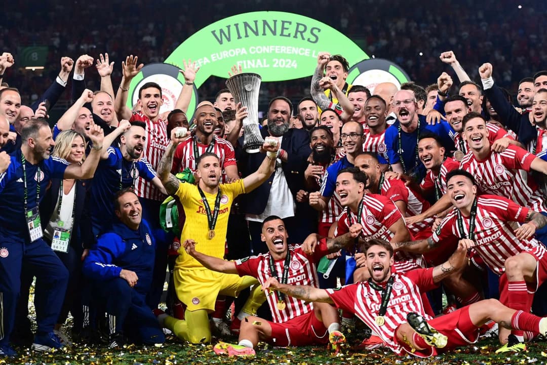 Olympiacos team celebrate the win of conference league
